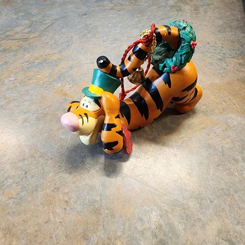 1996 Tigger CHRISTMAS ORNAMENT Bell & Wreath Season of Song Disney Store